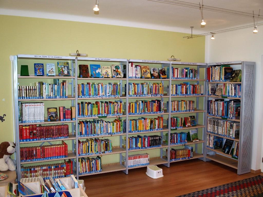Regale: Kinder- und Jugendbücher